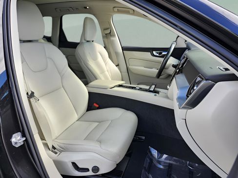 Used 2020 Volvo XC60 T8 Momentum w/ Protection Package Premier image 17