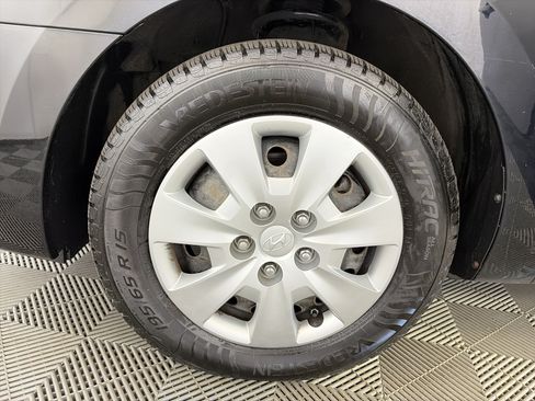 Used 2012 Hyundai Elantra GLS FWD image 13