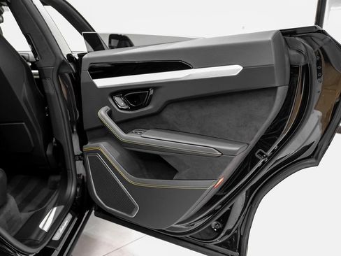 Used 2025 Lamborghini Urus SE image 49