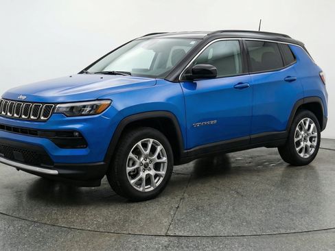 Used 2025 Jeep Compass Limited AWD/4WD image 3