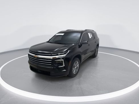 Used 2025 Chevrolet Traverse LT FWD image 4