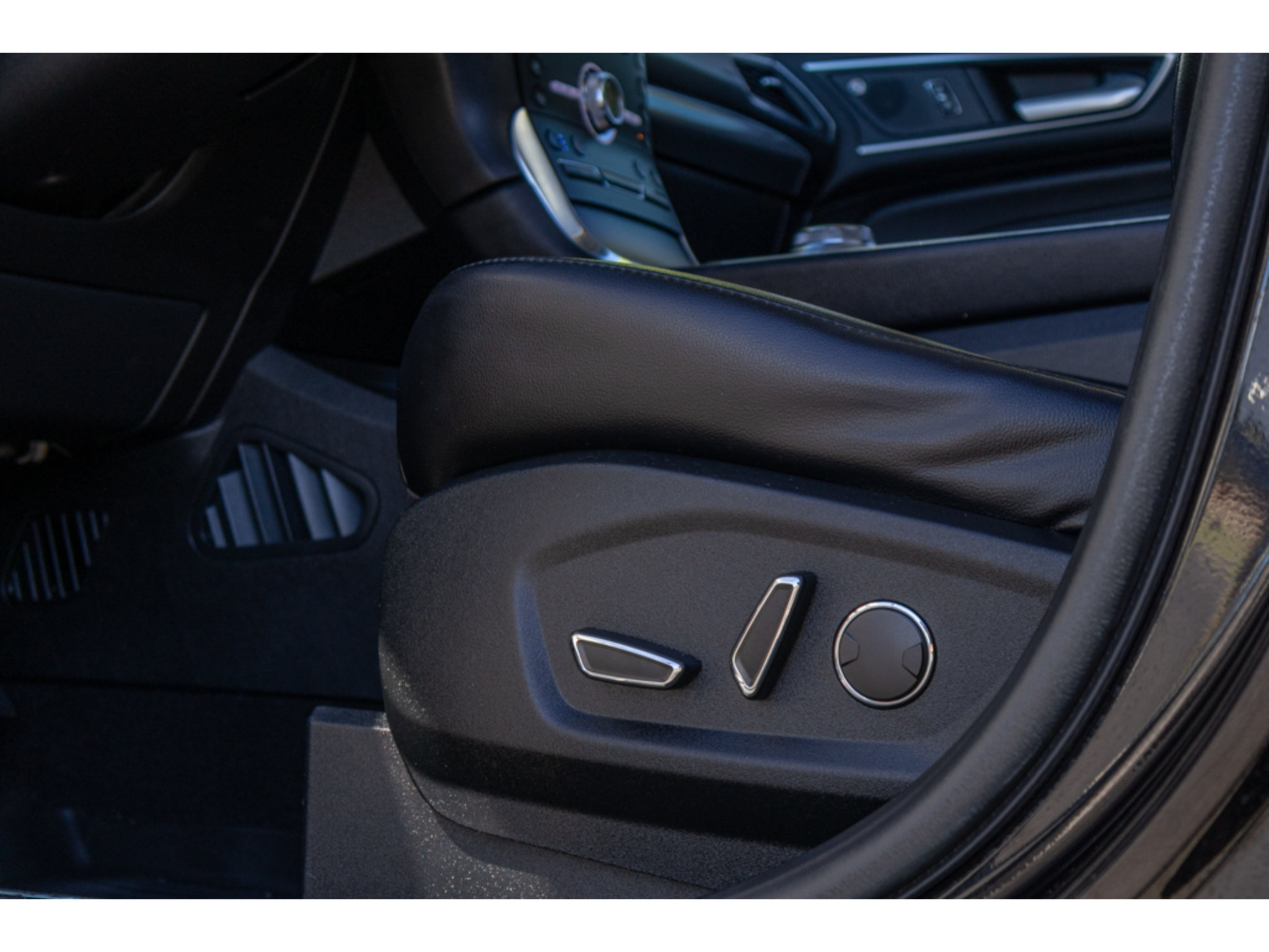 Used 2019 Ford Edge Titanium w/ Equipment Group 301A FWD image 16