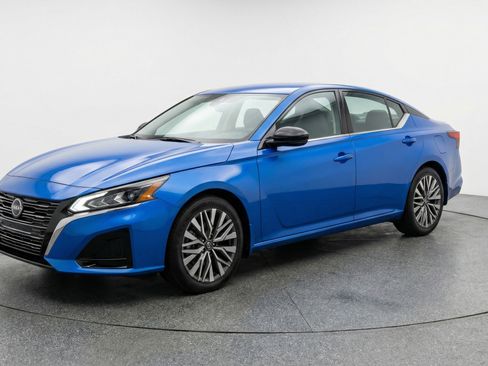 Used 2025 Nissan Altima 2.5 SV image 3
