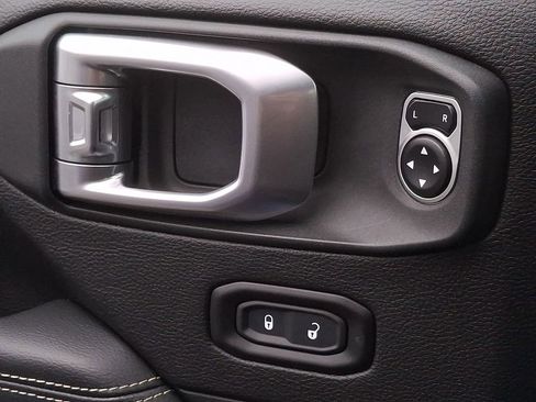 Used 2020 Jeep Wrangler Unlimited Sahara image 25