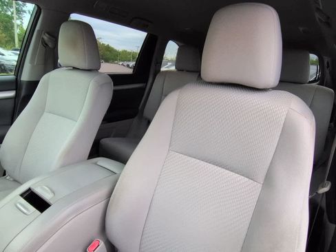 Used 2014 Toyota Highlander LE FWD image 8