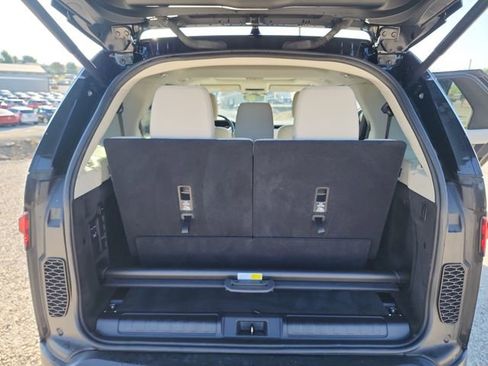 Used 2023 Land Rover Discovery S AWD/4WD image 15