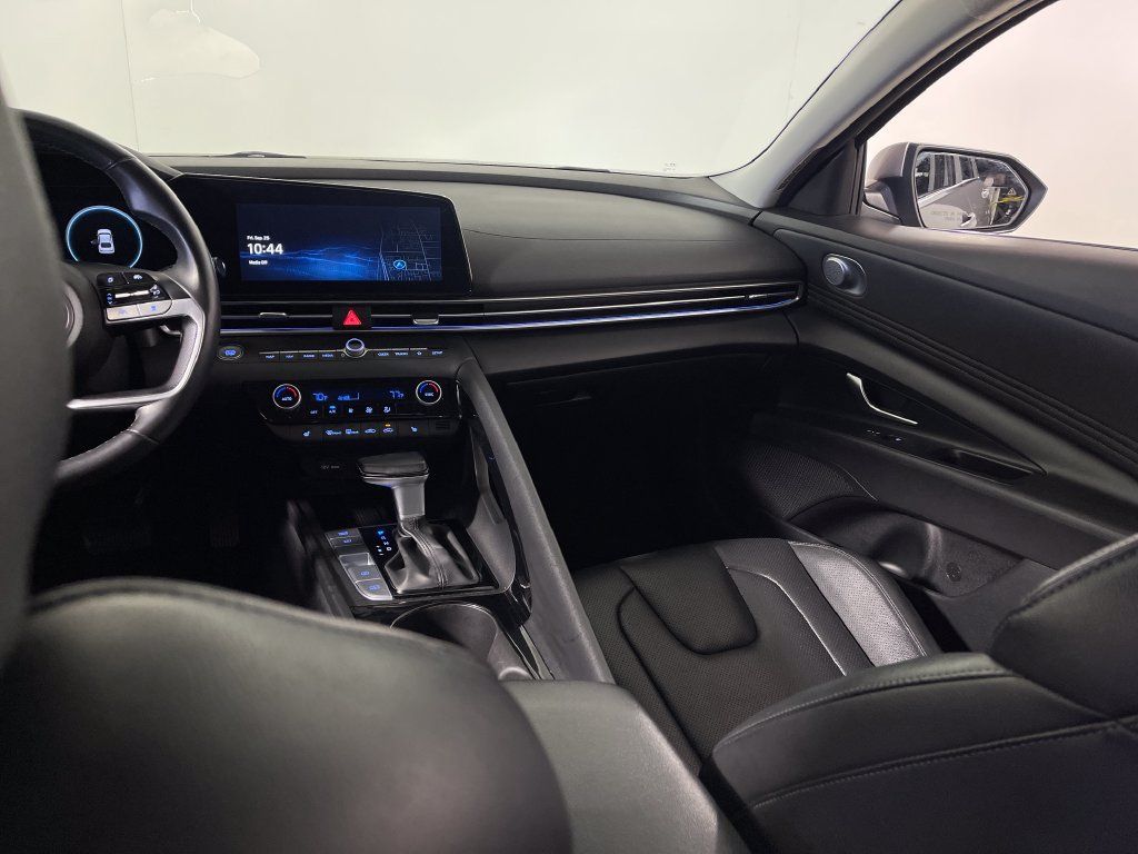 Certified 2025 Hyundai Elantra Limited FWD image 18