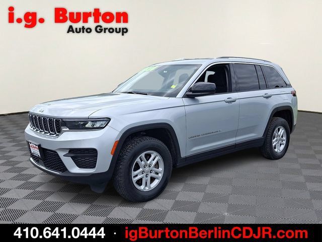 Used 2023 Jeep Grand Cherokee Laredo RWD image 3