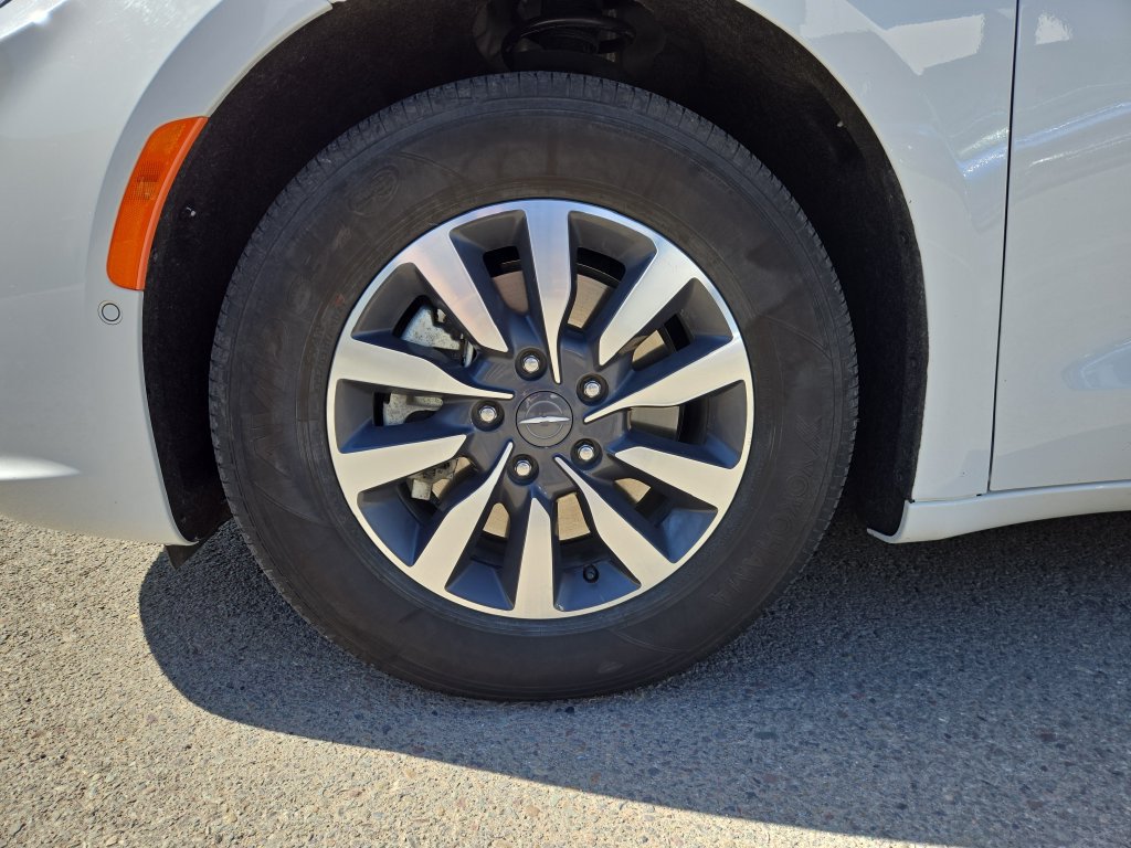 Used 2023 Chrysler Pacifica Touring-L FWD image 10