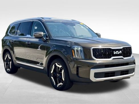 Used 2024 Kia Telluride EX w/ EX Captain's Chair Package FWD image 3