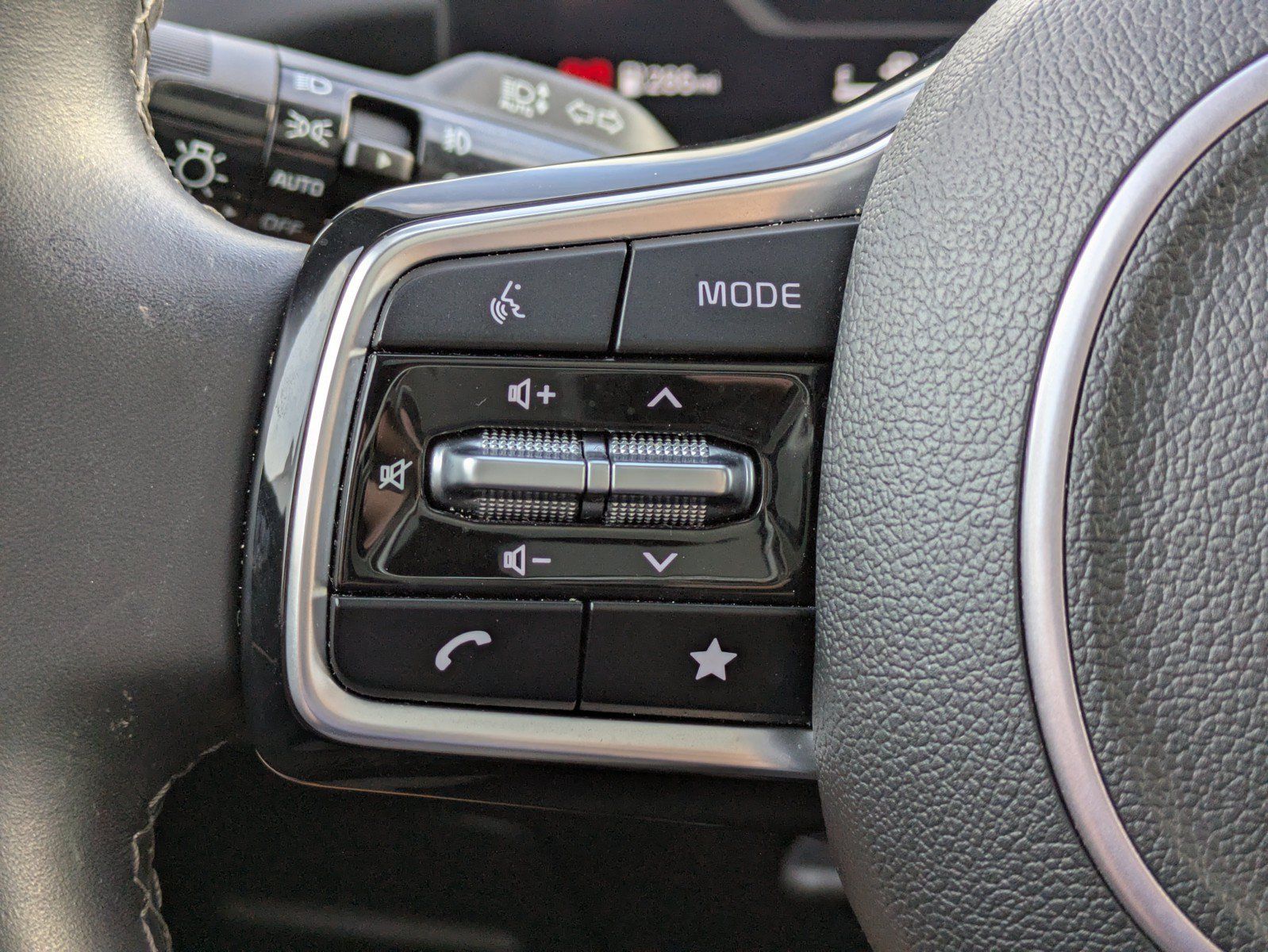 Certified 2025 Kia Sorento SX FWD image 22