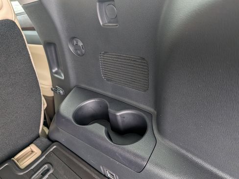 Used 2021 Toyota Highlander XLE image 19