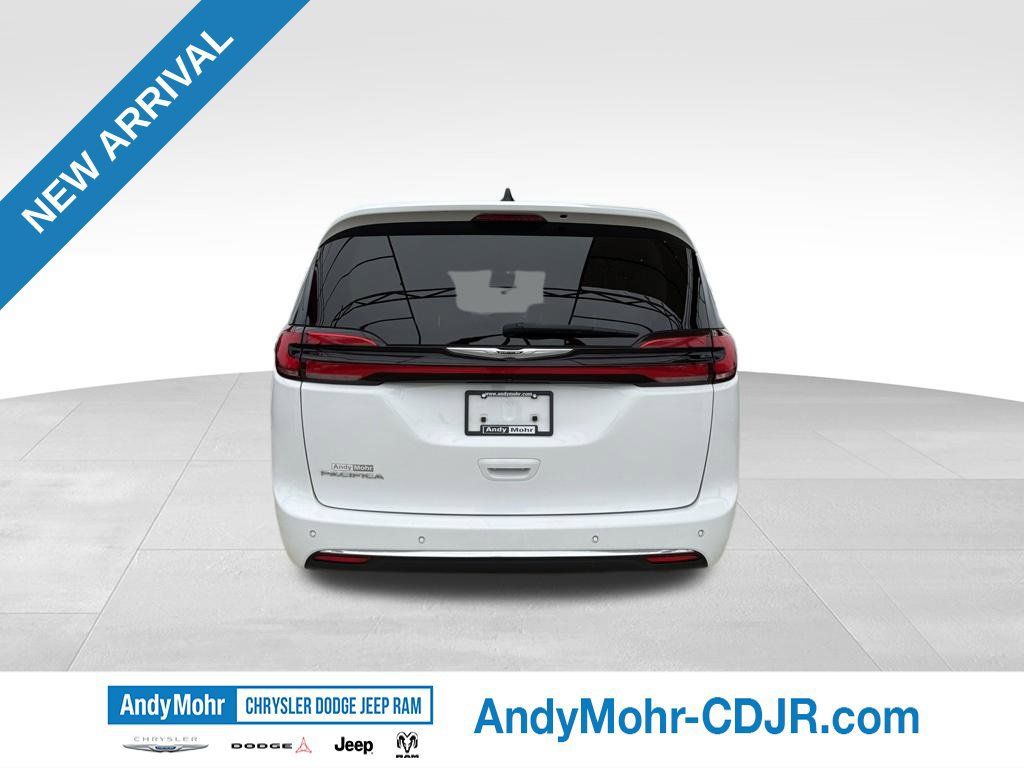 Used 2024 Chrysler Pacifica Touring-L FWD image 6