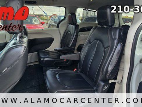 Used 2017 Chrysler Pacifica Touring-L FWD image 29