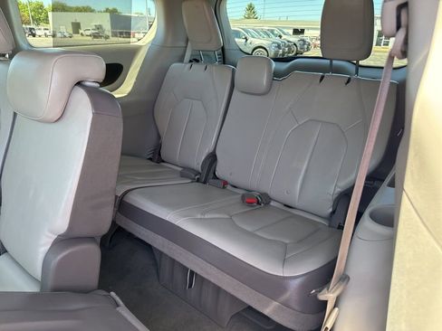 Used 2017 Chrysler Pacifica Touring-L FWD image 18