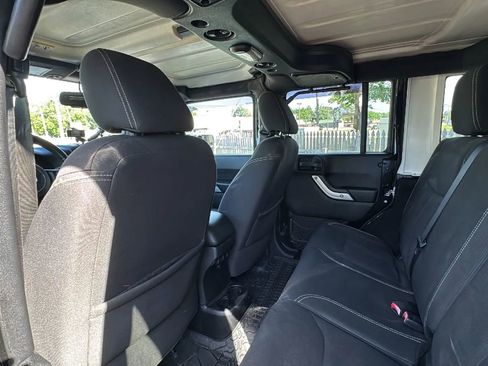 Used 2016 Jeep Wrangler Unlimited Rubicon w/ Connectivity Group AWD/4WD image 13
