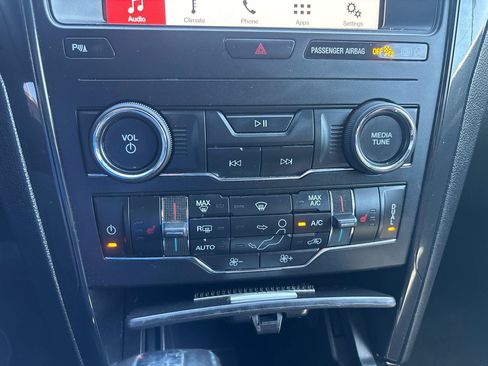 Used 2018 Ford Explorer XLT w/ Equipment Group 202A AWD/4WD image 20