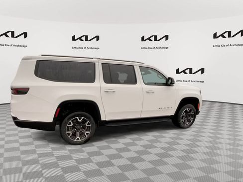 Used 2024 Jeep Wagoneer L Series III w/ Flexible Seating Group AWD/4WD image 9