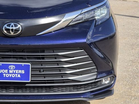 Used 2026 Toyota Sienna XLE FWD image 4