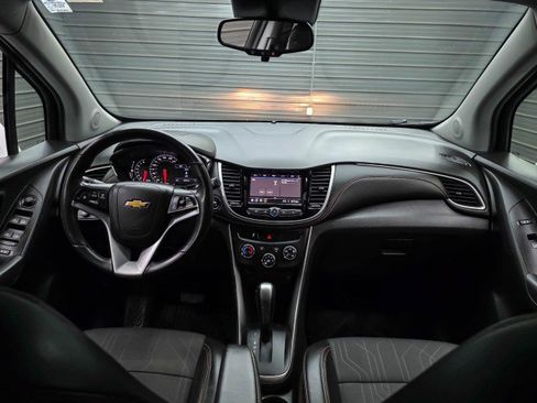 Used 2020 Chevrolet Trax LT w/ LT Convenience Package AWD/4WD image 11