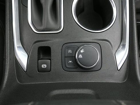 Used 2022 Chevrolet Traverse LT image 17