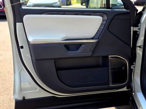 Used 2025 Rivian R1S Premium AWD/4WD image 33