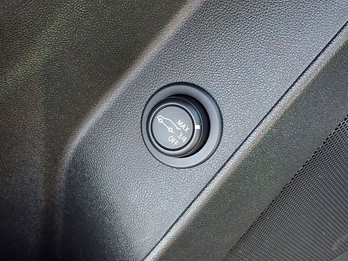 Used 2023 Chevrolet Equinox LT image 24