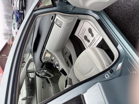 Used 2015 Toyota Prius Three image 9
