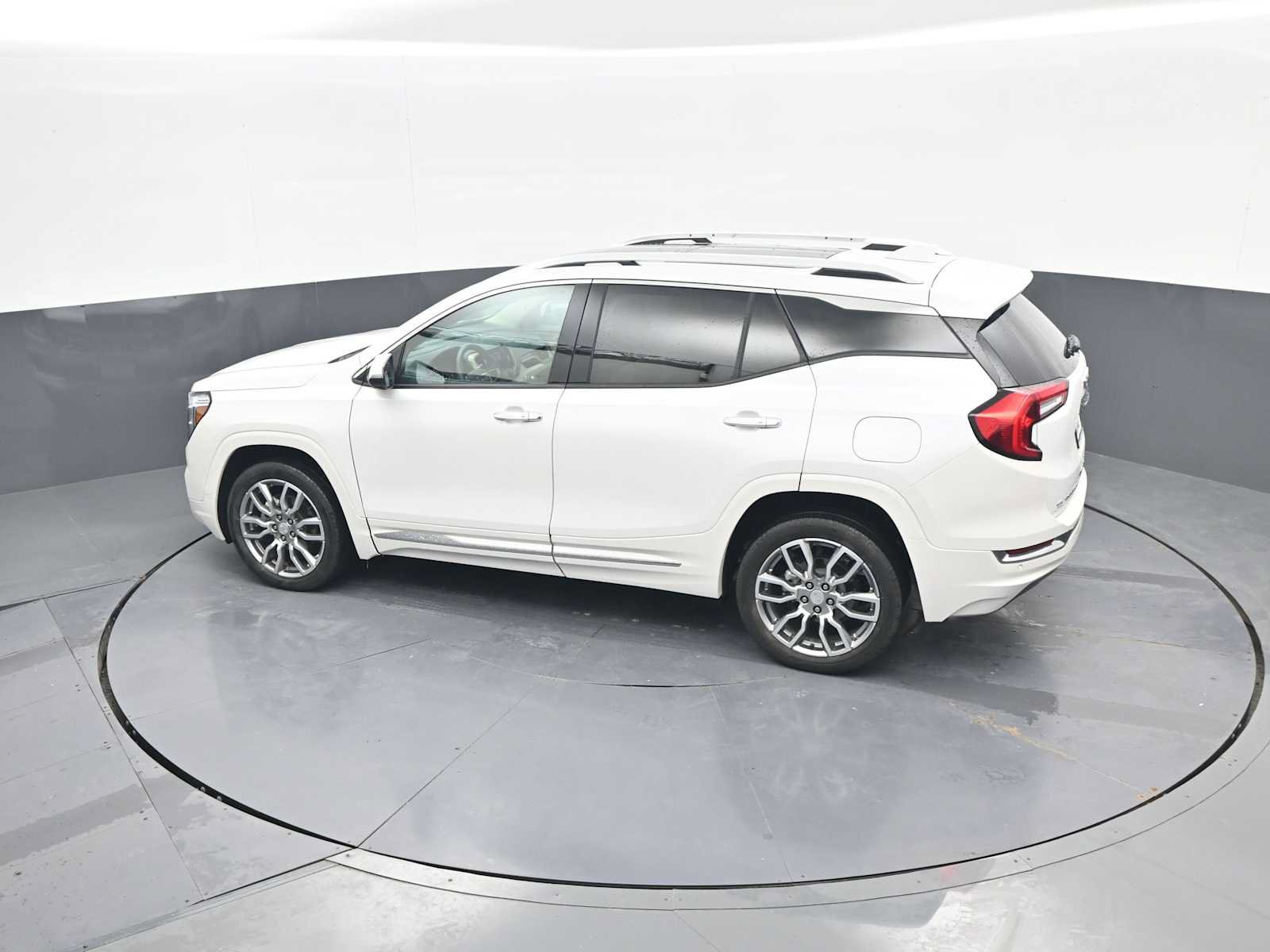 Used 2024 GMC Terrain Denali w/ Denali Premium Package AWD/4WD image 43