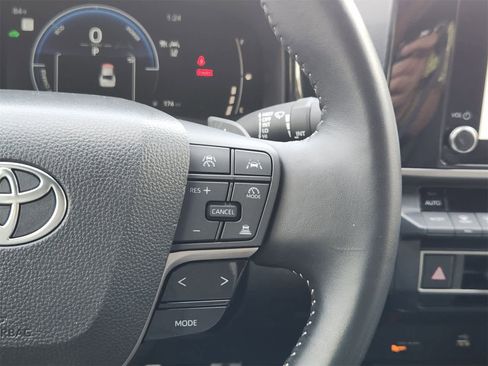 Used 2025 Toyota Camry SE image 26