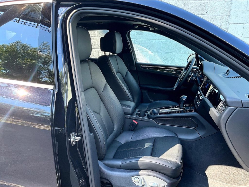 Certified 2026 Porsche Macan AWD/4WD image 12