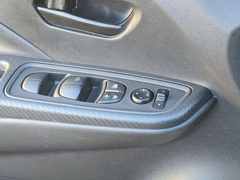 Used 2025 Nissan Versa S image 30