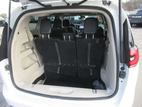 Used 2023 Chrysler Pacifica Limited image 5
