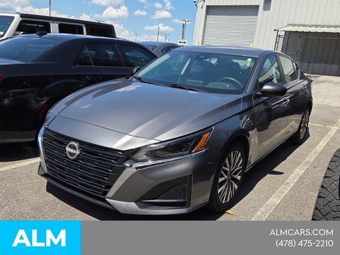 Used 2025 Nissan Altima 2.5 SV FWD image 3