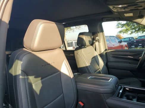 Used 2022 GMC Yukon Denali w/ Denali Premium Package image 15