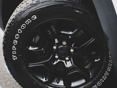 Used 2019 Jeep Cherokee Trailhawk w/ Cold Weather Group image 4