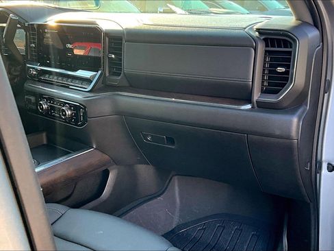 Used 2025 GMC Sierra 2500 SLT w/ SLT Premium Package image 17