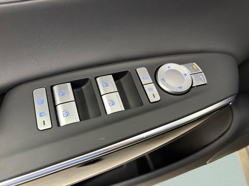 Used 2025 Genesis GV70 2.5T AWD/4WD image 9
