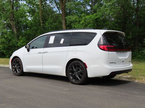 Used 2025 Chrysler Pacifica Limited FWD image 6