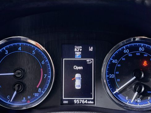 Used 2018 Toyota Corolla SE w/ SE Premium Package FWD image 22