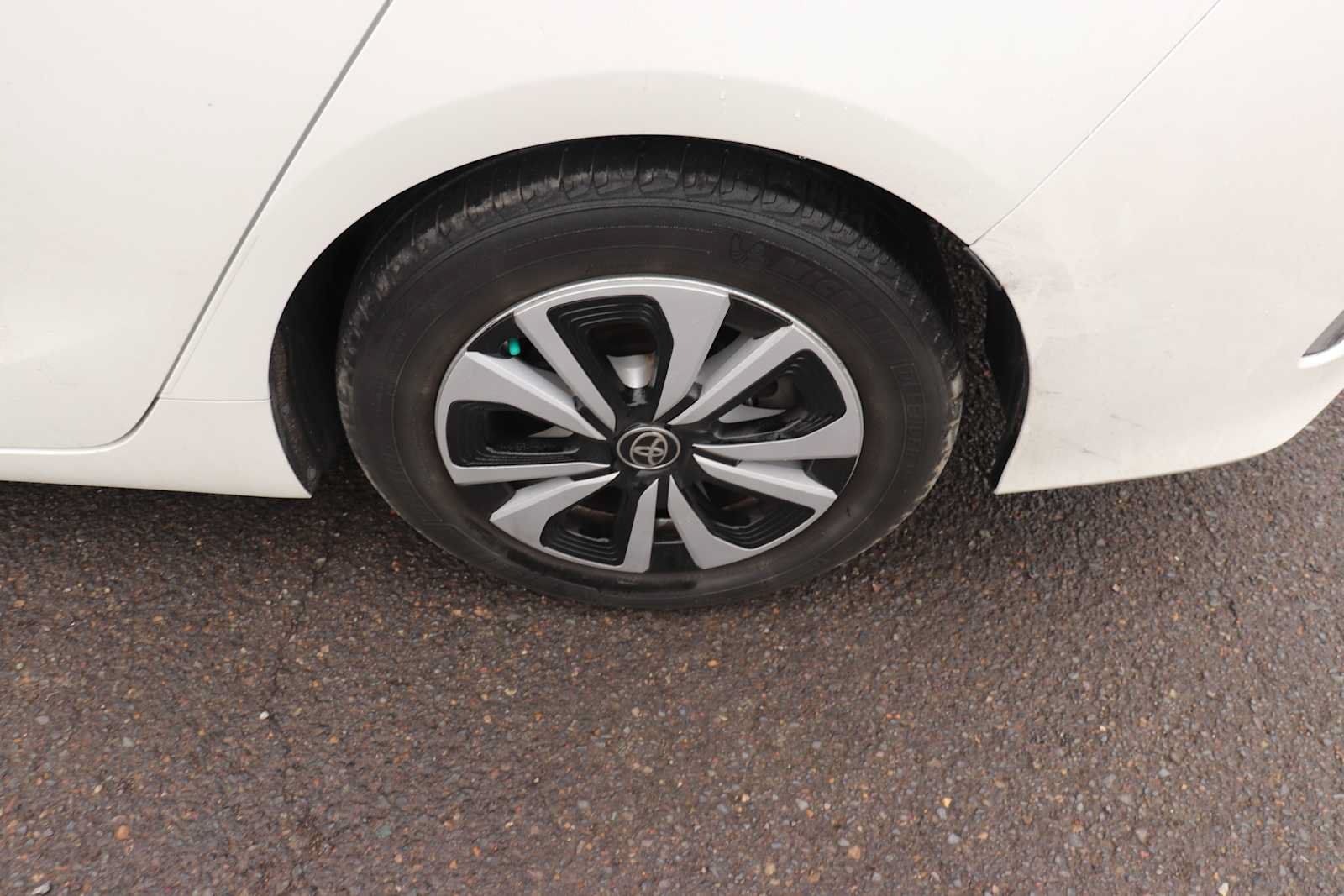 Used 2017 Toyota Prius Prime Premium FWD image 9
