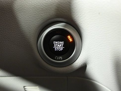 Used 2019 Chrysler Pacifica Touring-L FWD image 34