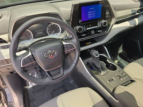 Used 2024 Toyota Highlander XLE FWD image 17