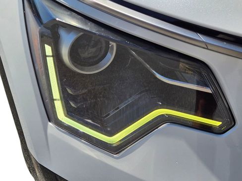 Certified 2023 Kia Niro SX FWD image 4