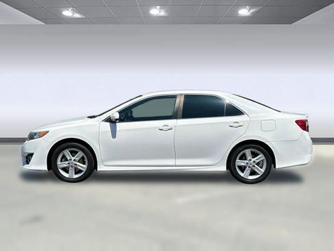 Used 2014 Toyota Camry SE w/ Fleet Convenience Package FWD image 2