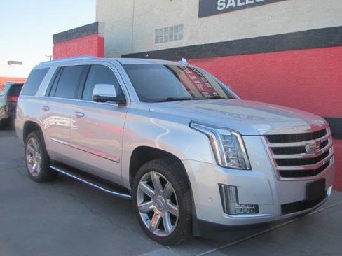 Used 2018 Cadillac Escalade Luxury image 6