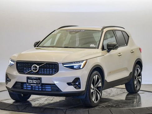 Certified 2025 Volvo XC40 B5 Ultra w/ Climate Package image 1