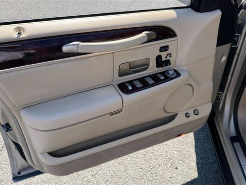 Used 2011 Lincoln Town Car Signature Limited RWD image 6