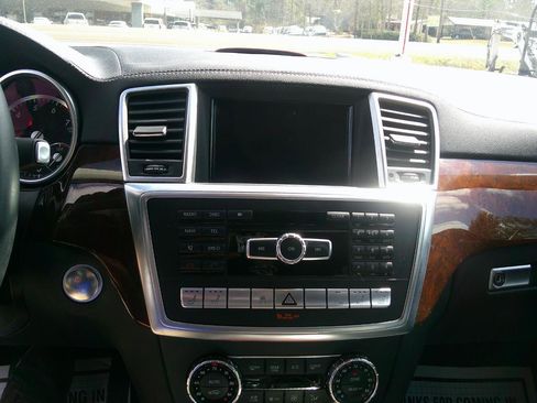 Used 2013 Mercedes-Benz GL 550 4MATIC image 19