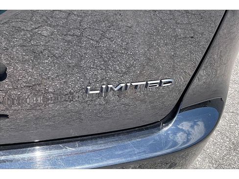 Certified 2025 Chrysler Pacifica Limited FWD image 38